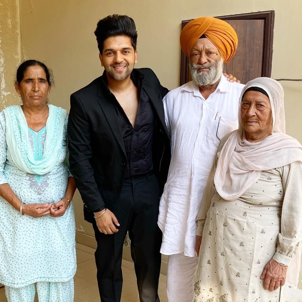 guru randhawa with family photo